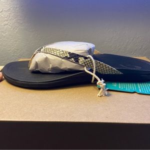 OlaKai Womens’s Ho’opio sandals in Mineral Gray. Size 7